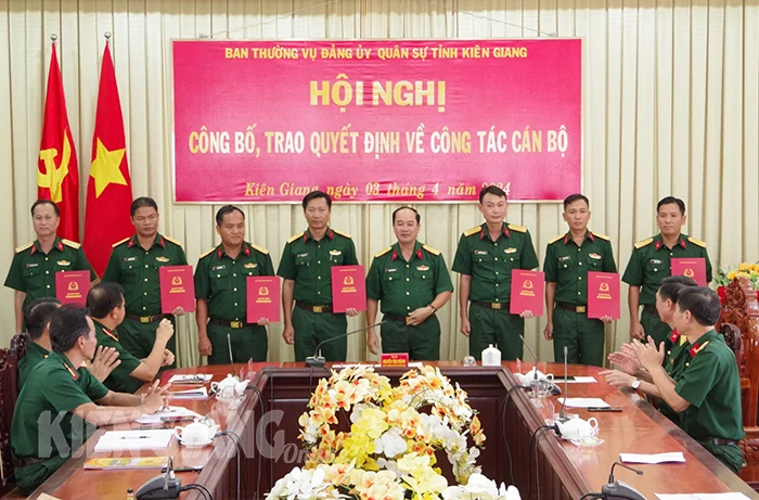 Đảng ủy Quân sự tỉnh Kiên Giang trao quyết định điều động, bổ nhiệm cán bộ
